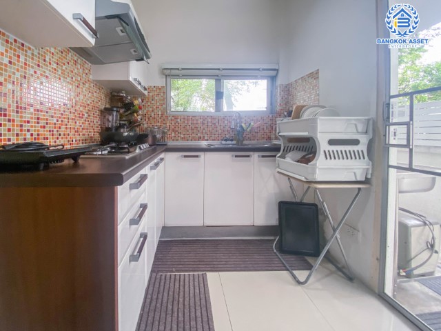 *****บ้านเดี่ยวมือสองย่านกรุงเทพฯ ม.โนเบิลจีโอ วัชรพล เนื้อที่กว้างขวางมากถึง 50.40 ตร.ว. ฟังก์ชัน 3 ห้องนอน 2 ห้องน้ำ ที่จอดรถ 2 คัน มีเรือนรับรอง ตั้งบนทำเลแห่งการเดินทาง ใกล้รถไฟฟ้าสายสีชมพู "สถานีวัชรพล" และทางด่วน "สุขาภิบาล5" จองเลย!